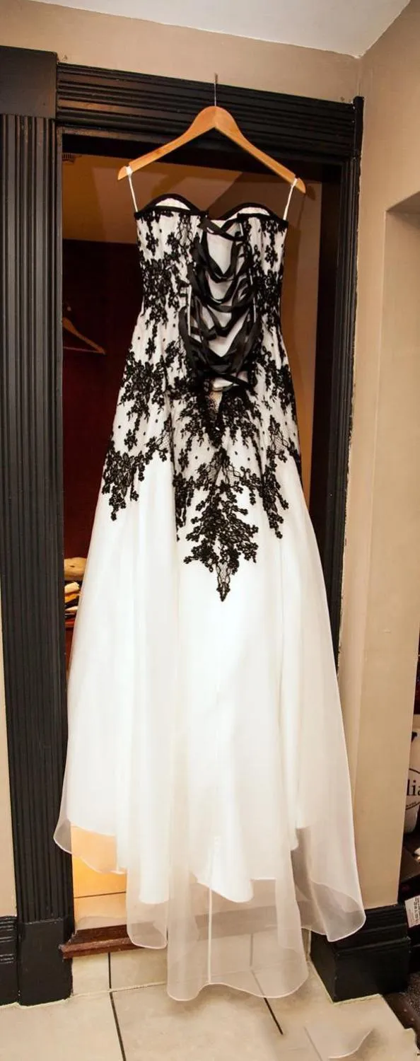 Roycebridal Gothic Wedding Dresses Vintage Cheap Bridal Gowns Black Lace and White Chiffon Garden Brides Dress Sweetheart Lace-up